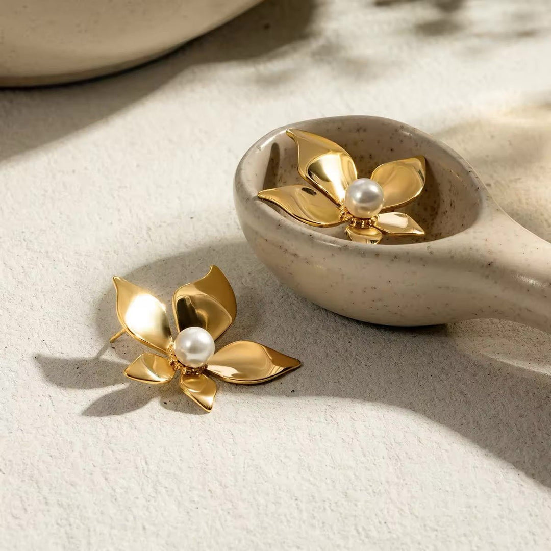 18k Glamorous Gold Floral Stud Earrings & Ring
