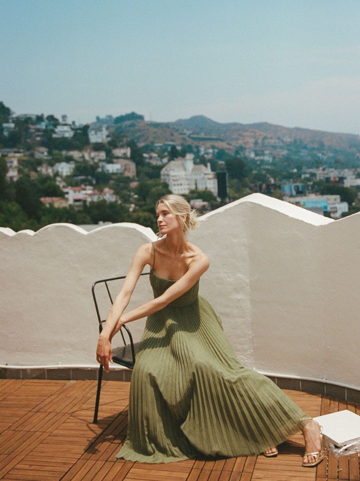 Monica Secrets | Elegant Open-Back Sleeveless Evening Dress